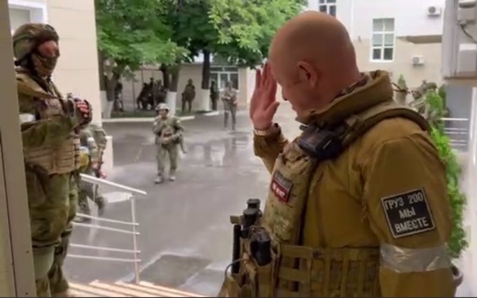 El líder del Grup Wagner saluda a les seves tropes en Rostov del Do, Rússia