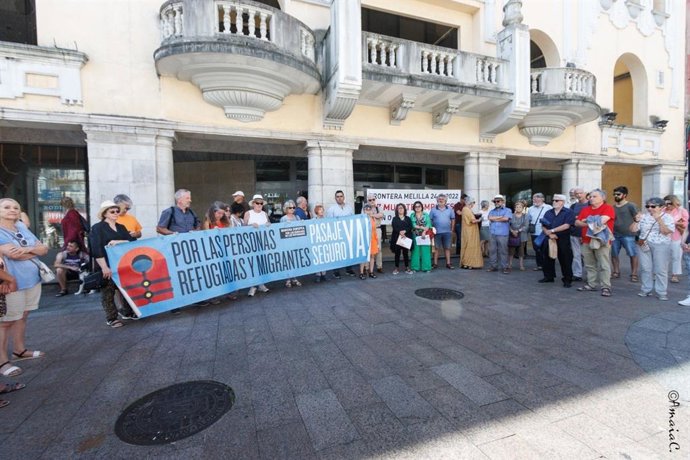 Concentración convocada por Pasaje Seguro en Santander en recuerdo de las víctimas del salto de Melilla de hace un año
