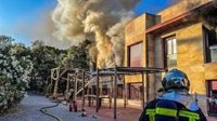 Una mujer de 40 años fallecida y varios intoxicados en el incendio de una residencia de Torrelodones