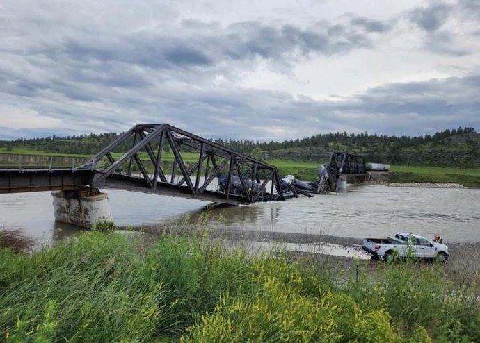 Un tren que transportaba material peligroso cae a un río en Montana tras el derrumbe de un puente