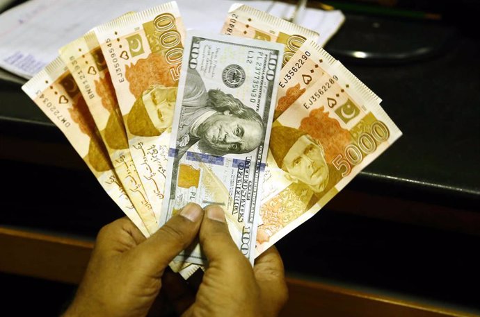 May 26, 2023, Pakistan: KARACHI, PAKISTAN, MAY 26: The Pakistani rupee strengthened further against the US .dollar, appreciating 0.21% in the inter-bank market on Friday, May 26, 2023. At close, the .currency settled at 285.15, a gain of Re0.59, as per 