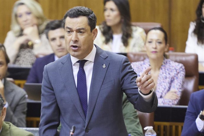 Archivo - El presidente de la Junta de Andalucía, Juanma Moreno, en una imagen de archivo en el Pleno del Parlamento. 