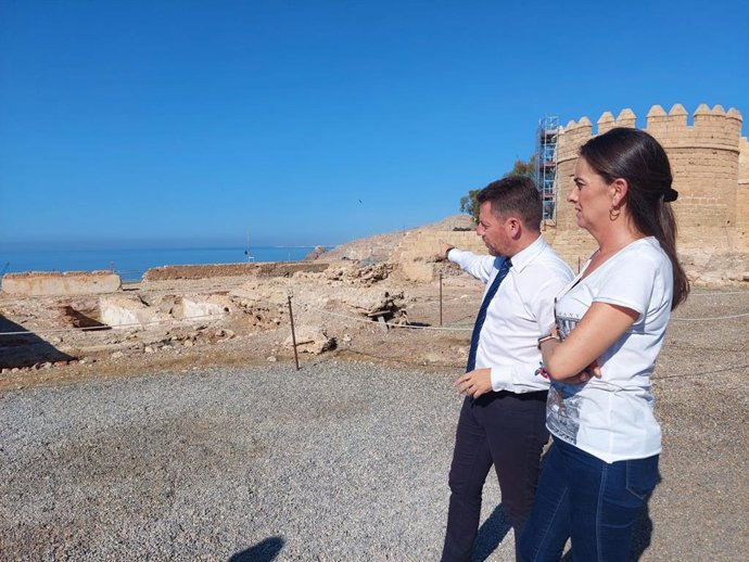 La delegada de la Junta de Andalucía en Almería, Aránzazu Martín, visita la Alcazaba de Almería junto al delegado territorial de Turismo, Cultura y Deporte, José Vélez.