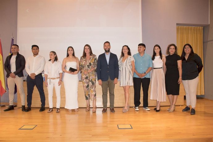El director del Itrem, Juan Francisco Martínez (6d), y la directora del CCT, Mónica Meroño (5i), junto a alumnos y docentes en el acto de clausura de los cursos de larga duración del CCT.
