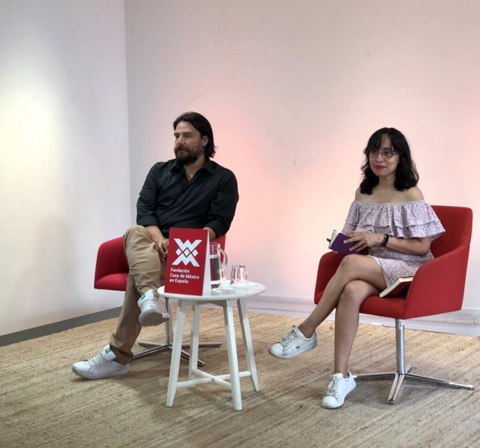 Franco Félix acompañado de Brenda Navarro durante la presentación de 'Lengua dormida' en la Casa de México en España.