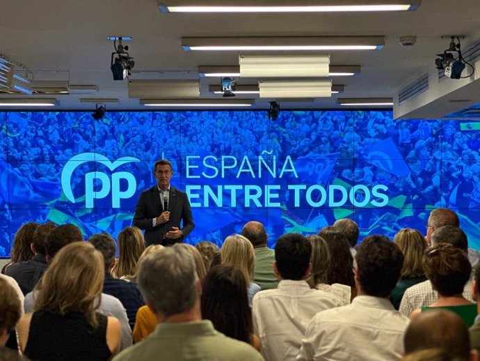 El líder del PP, Alberto Núñez Feijóo, con sus candidatos al Congreso y al Senado a las elecciones generales del 23 de julio.