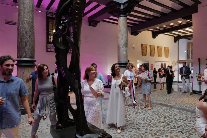 La alcaldesa, Natalia Chueca, junto a otras ediles visita el Museo Pablo Gargallo.