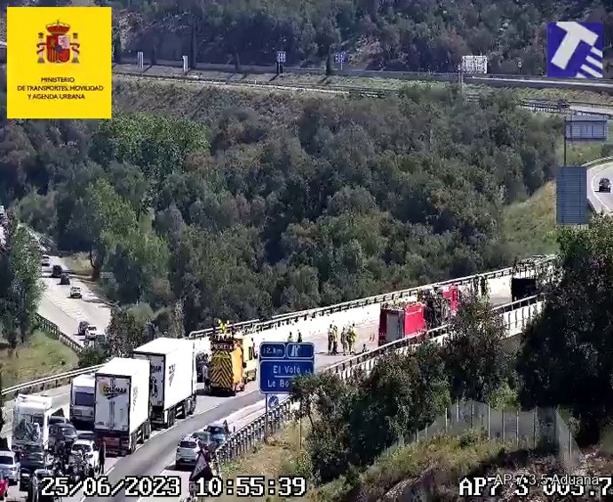 Retenciones por un vehículo incendiado en la AP-7