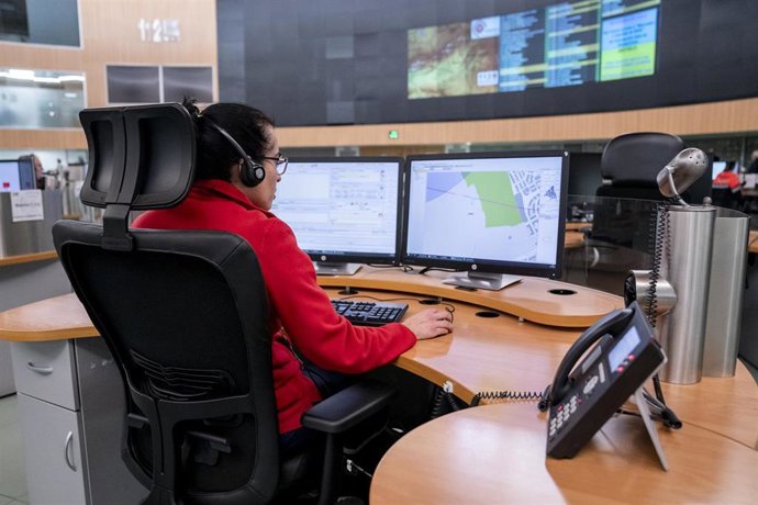 Archivo - Una mujer trabaja en la Agencia de Seguridad y Emergencias de Madrid (ASEM 112).