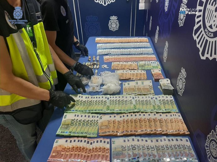 Más de 600 gramos de heroína, cerca de 200 de cocaína y más de 13.000 euros en efectivo incautados por la Policía Nacional, en colaboración con la Policía Local, al detenido por tráfico de drogas, en Palma