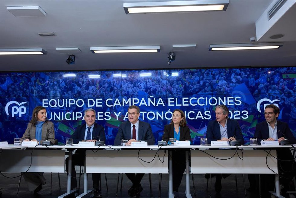 Archivo - (2I-D) El coordinador general y director de campaña, Elías Bendodo, el presidente del PP nacional, Alberto Núñez Feijóo, la secretaria general del PP, Cuca Gamarra, el coordinador del programa electoral, Íñigo de la Serna, y el portavoz de cam