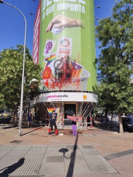 Las activistas detenidas frente a la lona de Vox.