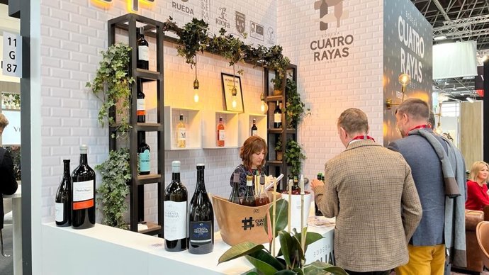 Expositor de Cuatro Rayas en una feria de promoción.