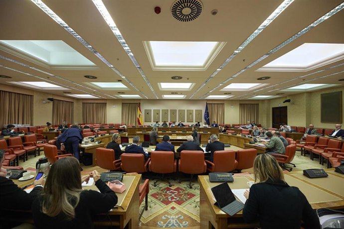 Archivo - Vista general de la Comisión de Presupuestos en el Congreso