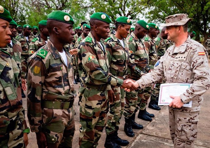 Un efectivo del contingente español en EUTM Malí con militares malienses