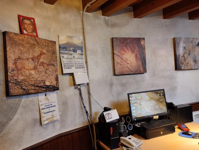 Estado de las instalaciones en el centro de visitantes de la Cueva de Covalanas, con humedades en las paredes