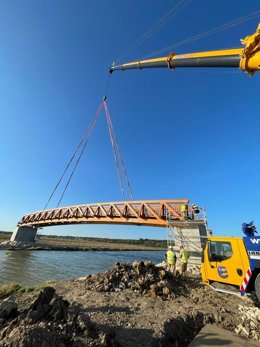 Colocación del puente de madera sobre el río Barbate.