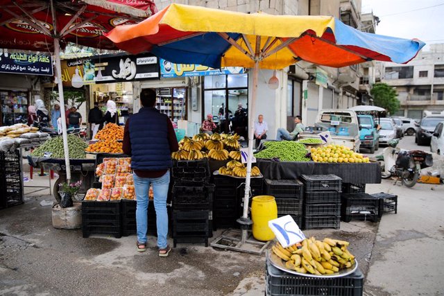 Archivo - April 19, 2023, Idlib, Syria: Idlib, Syria. 19 April 2023. The festive atmosphere in Idlib ahead of the festivities of Eid al-Fitr. Yet, many families cannot afford to purchase special foods and decorations displayed in the market, due to the on