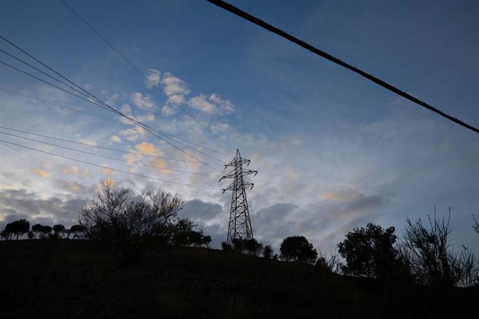 Archivo - Tendido eléctrico, a 31 de diciembre de 2022, en Barcelona, Cataluña (España). 