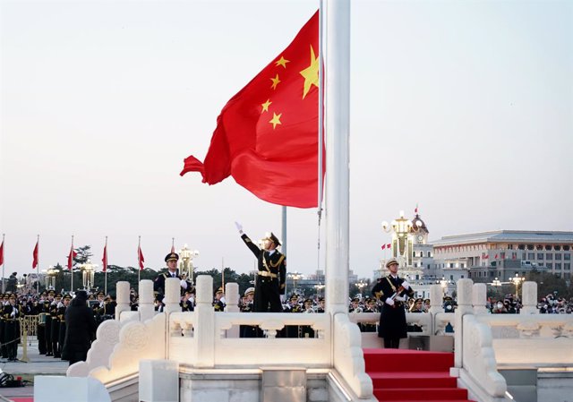 Archivo - BEIJING, Jan. 1, 2023  -- A grand national flag-raising ceremony is held as part of the celebrations for the New Year's Day at the Tian'anmen Square in Beijing, capital of China, Jan. 1, 2023.