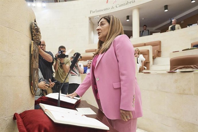 La presidenta del PP y futura presidenta de Cantabria, María José Sáenz de Buruaga, durante la jura de su cargo como diputada del Parlamento regional