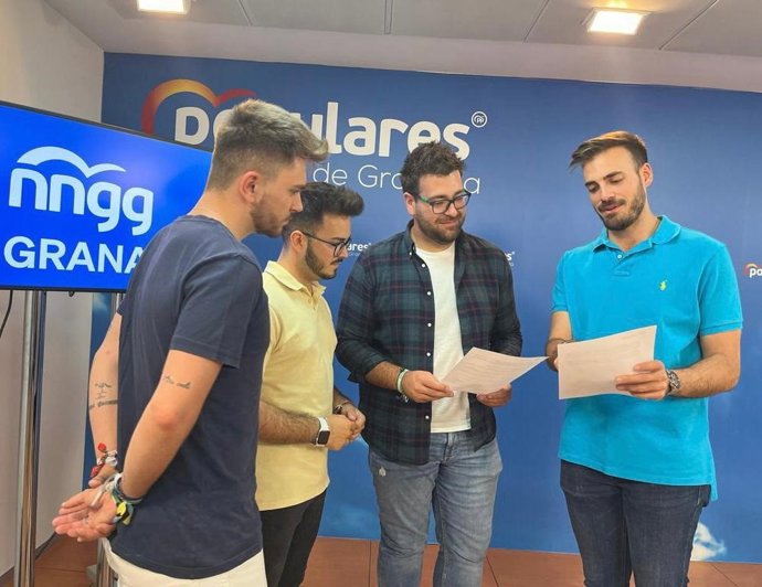 El secretario general del Nuevas Generaciones (NNGG) de Andalucía, Juan José Martínez, y el presidente de NNGG de Granada, Fernando Parra