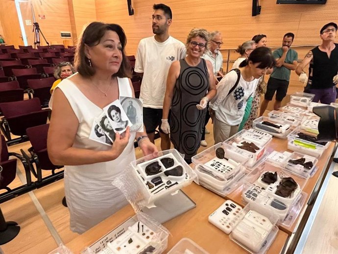 El Govern devuelve los objetos restaurados a familiares de víctimas de la Guerra Civil y la represión franquista