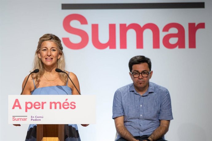 La vicepresidenta segona del Govern central i líder de Sumar, Yolanda Díaz, al costat del número 2 per Barcelona, Gerardo Pisarello, en un acte de Sumar-En Comú Podem a Cornell de Llobregat