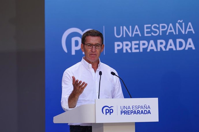 El presidente del Partido Popular, Alberto Núñez Feijóo, interviene en un acto con militantes del PP, en el colegio Arzobispo Fonseca, a 25 de junio de 2023, en Salamanca, Castilla y León (España). Este mitin de precampaña se produce de cara a la celebr