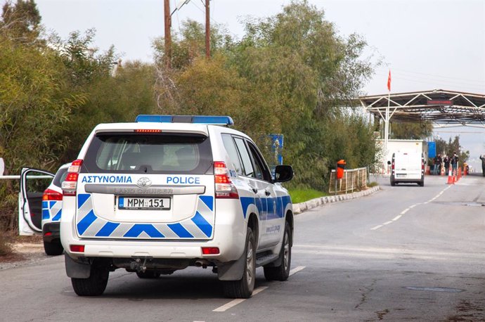 Archivo - January 25, 2021, Nicosia, Cyprus: Police accompanies the vehicle carrying the second batch of vaccines at the Agios Dometios roadblock ..1170 doses of the Pfizer vaccine were received at the Agios Dometios roadblock in the TurkeyCypriot commu