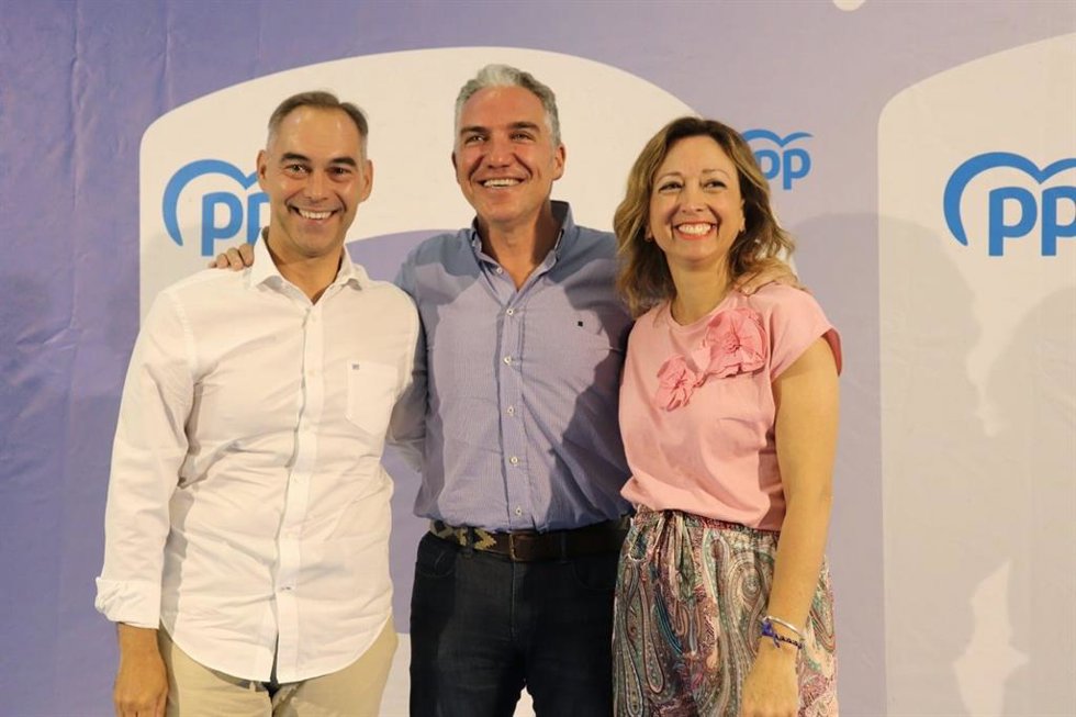 El coordinador general del PP, Elías Bendodo, junto al a presidenta del PP de Málaga, Patricia Navarro, y el alcalde de Benalmádena, Juan Antonio Lara.