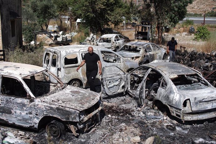 Coches incendiados por colonos israelíes en Cisjordania