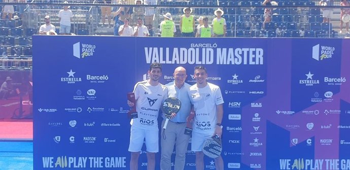 El alcalde de Valladolid, Jesús Julio Carnero, junto a los conocidos como los 'súperpibes', los argentinos Martín Di Nenno y Franco Stupaczuk,  ganadores del Barceló Máster de Valladolid de Pádel.