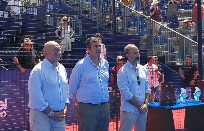 El alcalde de Valladolid, Jesús Julio Carnero, durante la entrega de trofeos del Valladolid Máster de Pádel