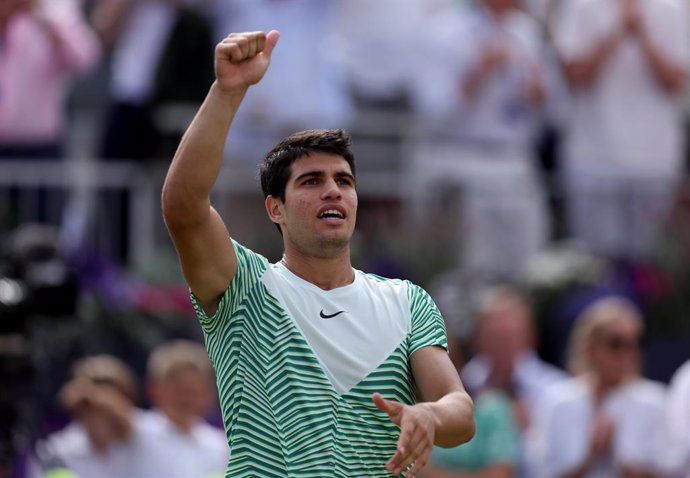 24 June 2023, United Kingdom, London: Spain's Carlos Alcaraz celebrates victory over USA's Sebastian Kordaon after their Men's Singles semi-final of the 2023 cinch Championships at The Queen's Club. Photo: Steven Paston/PA Wire/dpa