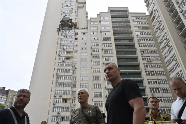 June 24, 2023, Kyiv, Ukraine: Kyiv's mayor VITALIY KLITSCHKO inspects damaged multi-storey residential building that was damaged as a result of a missile attack by the Russian army. The Russian army launched massive missile strikes on Ukraine. The air def