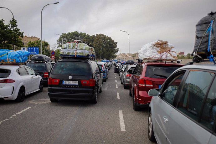 Varios vehículos cruzan la ciudad de Melilla en el paso fronterizo de Beni Ensar, seis días después de que comenzase la OPE