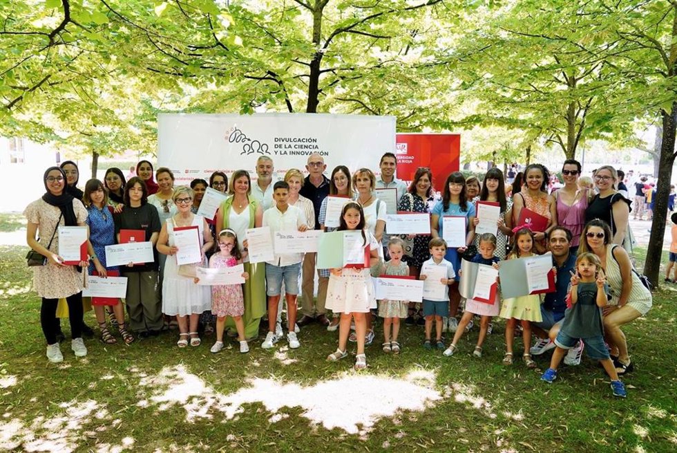 Más de 1.000 personas disfrutan de experimentos, talleres, retos, exposiciones o magia con 'Ciencialia' en la UR