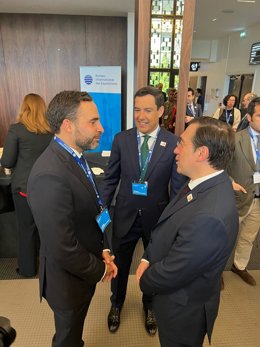El secretario general del PSOE de Málaga, Daniel Pérez, dialoga con el ministro de Exteriores.