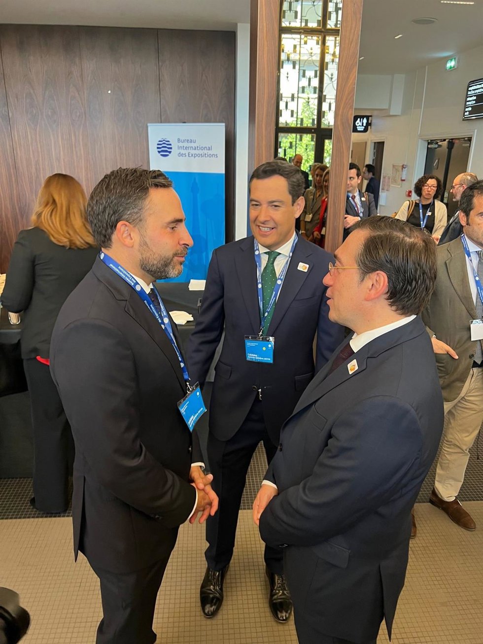 El secretario general del PSOE de Málaga, Daniel Pérez, dialoga con el ministro de Exteriores.