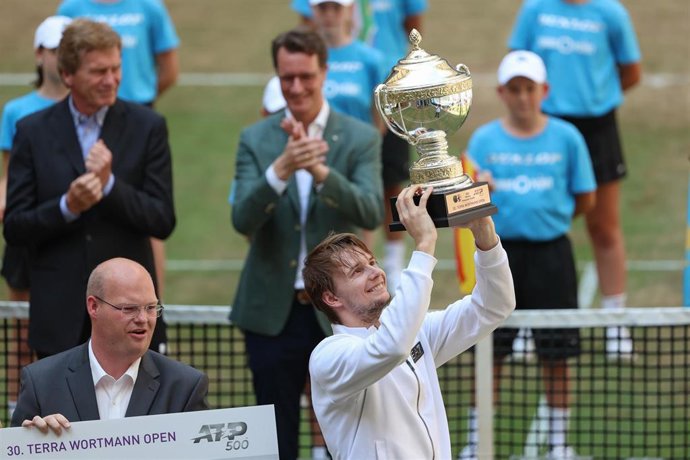 Alexander Bublik con el trofeo de Halle