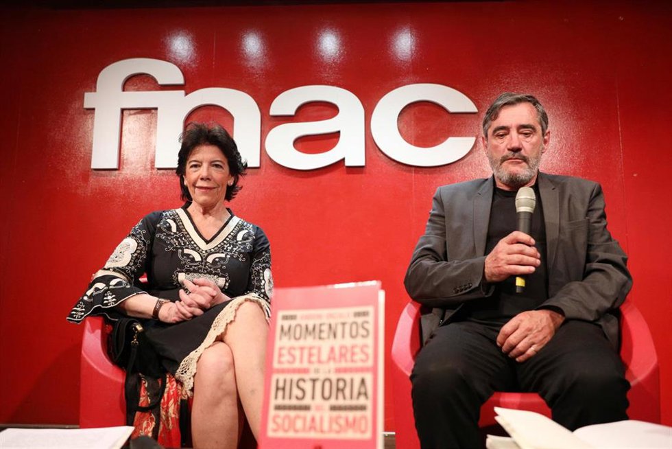 Archivo - La ministra de Educación y Formación Profesional en funciones, Isabel Celáa, interviene en la presentación del libro de Andoni Unzalu, "Momentos estelares de la historia del socialismo", en el edificio de FNAC ubicado en Callao, Madrid.