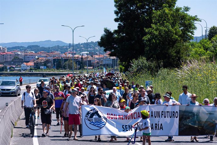 Varias personas marchan en una protesta contra la empresa Ence (Energía y Celulosa S.A.), a 25 de junio de 2023, en Pontevedra, Galicia 