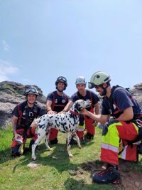 Los Bomberos del 112 rescatan a un perro caído en una sima en Ajo (Bareyo)
