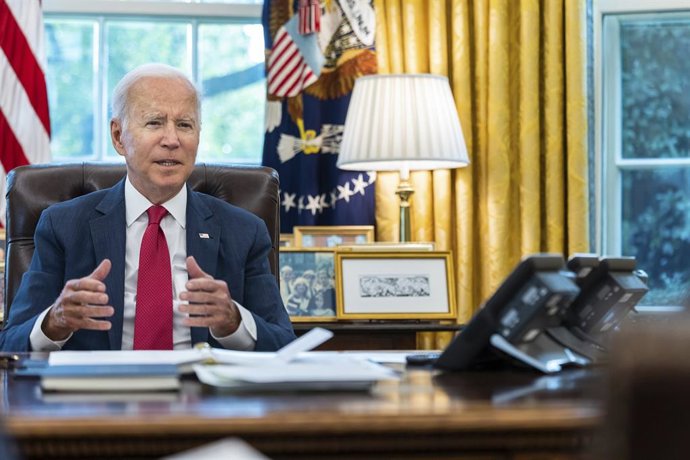 Archivo - STYLELOCATIONU.S President Joe Biden during a telephone call with French President Emmanuel Macron from the Oval Office of the White House October 22, 2021 in Washington, D.C.