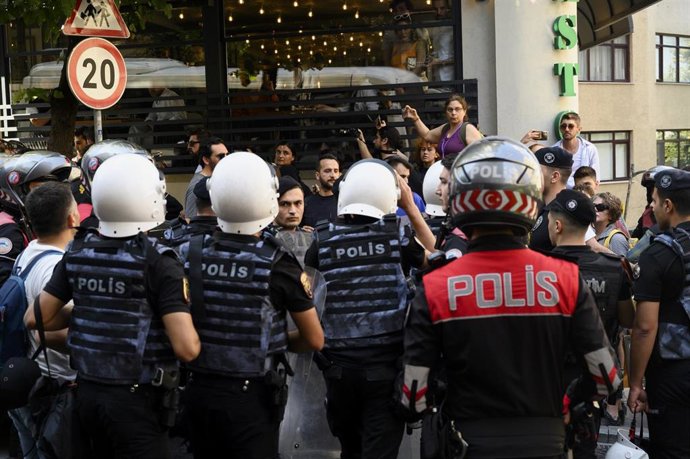 Policías durante el desfile del Orgullo LGTB en Estambul