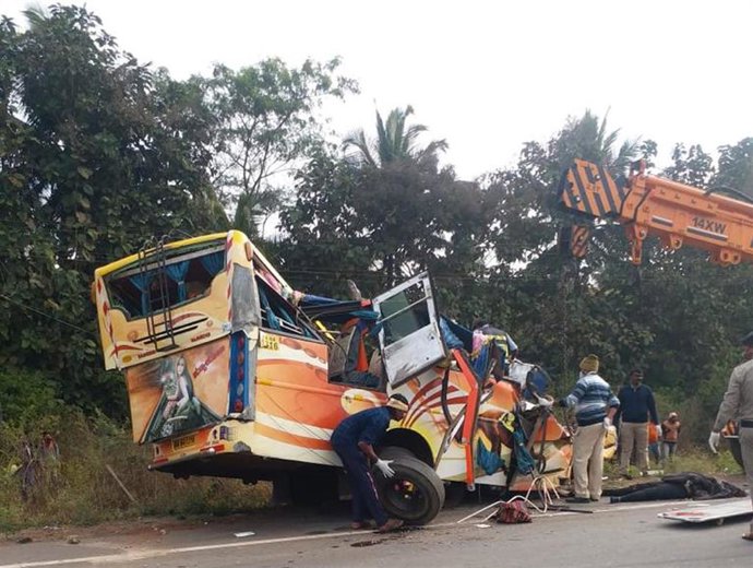 Archivo - Imagen de archivo de un accidente de bus en India