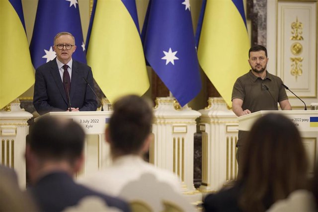 Archivo - Imagen de archivo del primer ministro de Australia, Anthony Albanese, y el presidente de Ucrania, Volodimir Zelenski