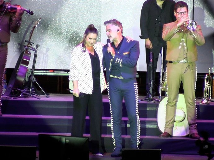 Alejandro Fernández se sube al escenario de Sevilla junto a Niña Pastori