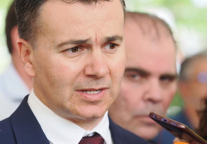 El ministro de Industria, Comercio y Turismo, Héctor Gómez, ofrece declaraciones a los medios durante su visita a la I Feria de la Tapa, en la Acera de Recoletos de Valladolid, a 16 de junio de 2023, en Valladolid, Castilla y León (España). La ciudad de